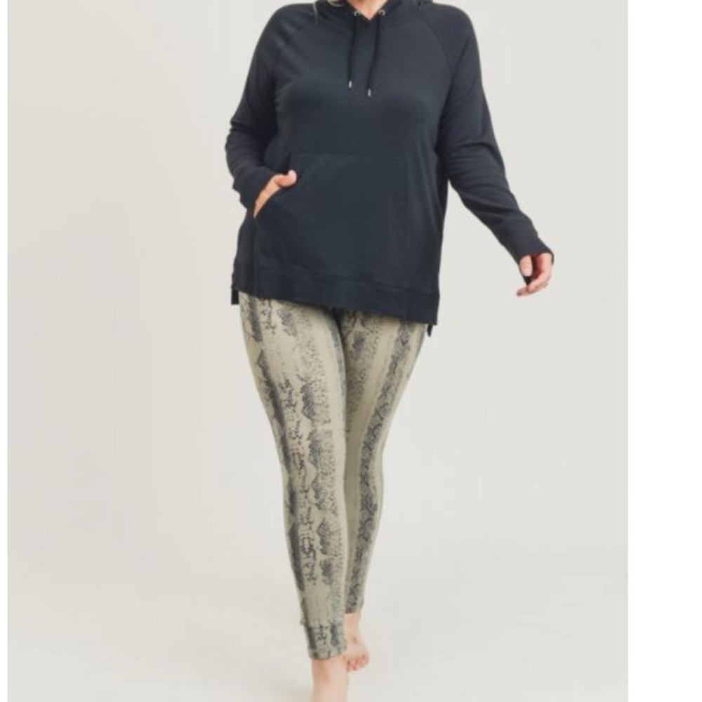 ~PLUS~NWT- Python Print Leggings - Picture 6 of 6